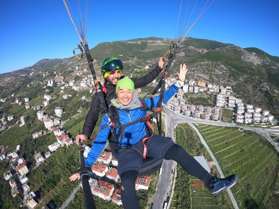Dünya Turuna Çıkan Japon Turist Alanya'da Yamaç Paraşütü Atlayışı Yaptı