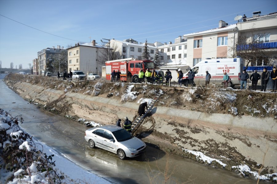 Eskişehir'de Kayganlaşan Yolda Kontrolden Çıkan Otomobil Sulama Kanalına Düştü