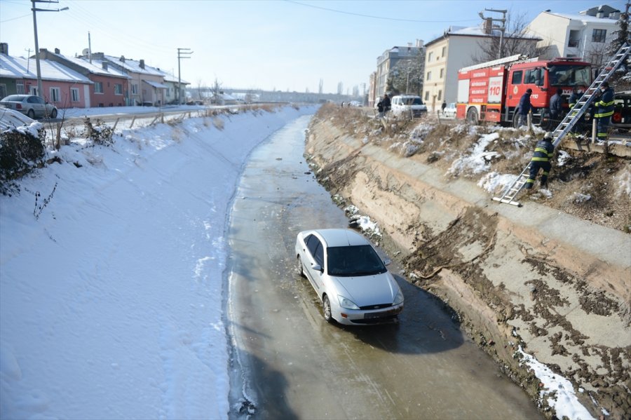 Eskişehir'de Kayganlaşan Yolda Kontrolden Çıkan Otomobil Sulama Kanalına Düştü