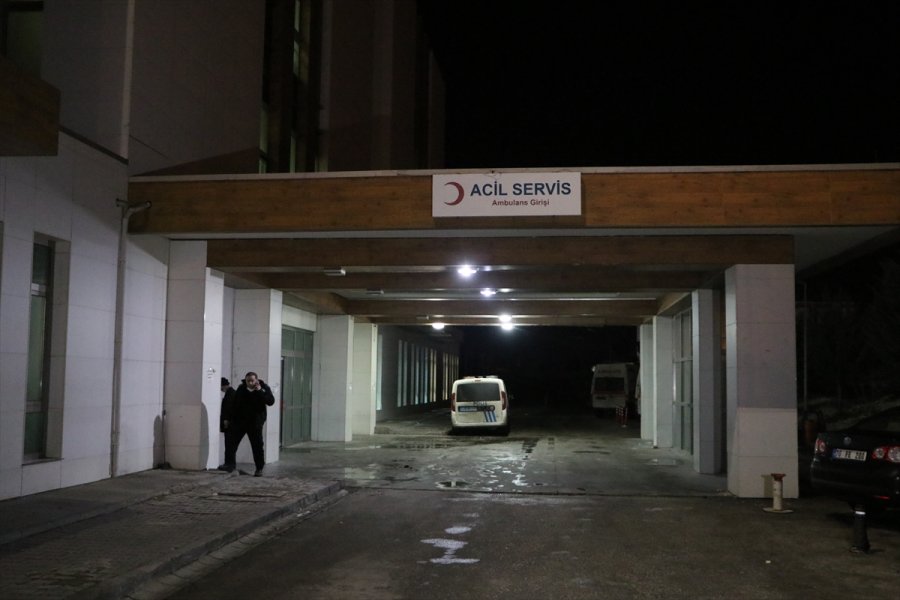 Karaman'da Tartışan Hasta Yakınlarına Müdahale Eden Güvenlik Görevlisi Bıçaklandı