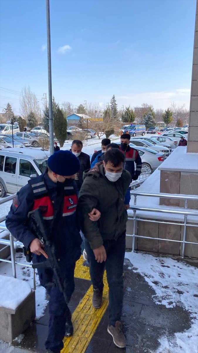 Konya'da Bir İş Yerinden Hırsızlık Yapan 4 Şüpheli Niğde'de Yakalandı