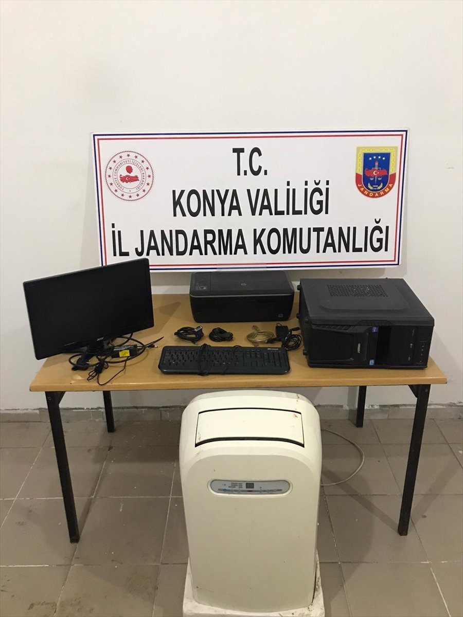 Konya'da Bir İş Yerinden Hırsızlık Yapan 4 Şüpheli Niğde'de Yakalandı