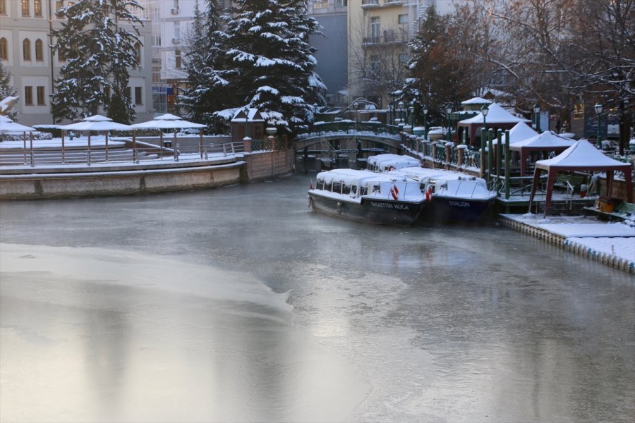Eskişehir'den Geçen Porsuk Çayı Buz Tuttu