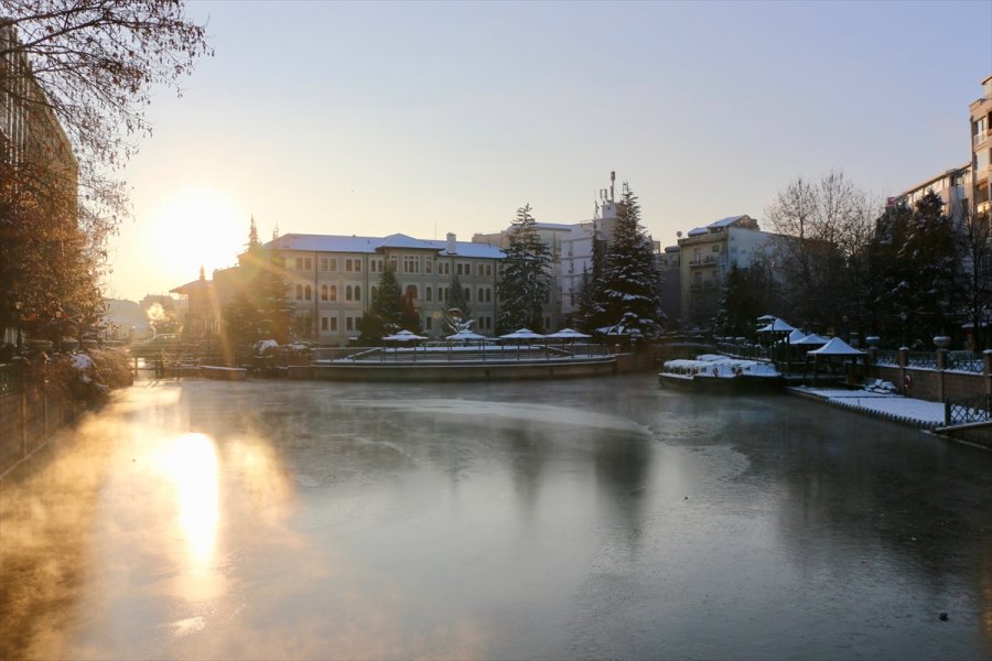 Eskişehir'den Geçen Porsuk Çayı Buz Tuttu