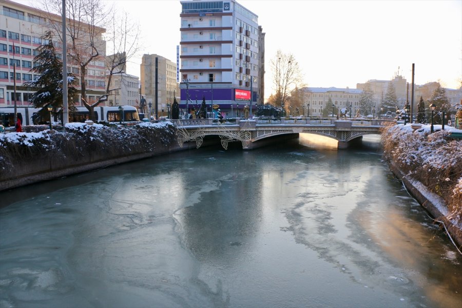 Eskişehir'den Geçen Porsuk Çayı Buz Tuttu