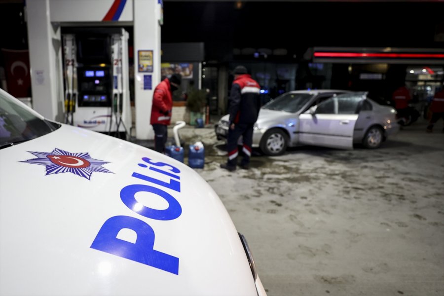 Ankara'da Alkollü Sürücü Yakıt Pompasına Çarptı