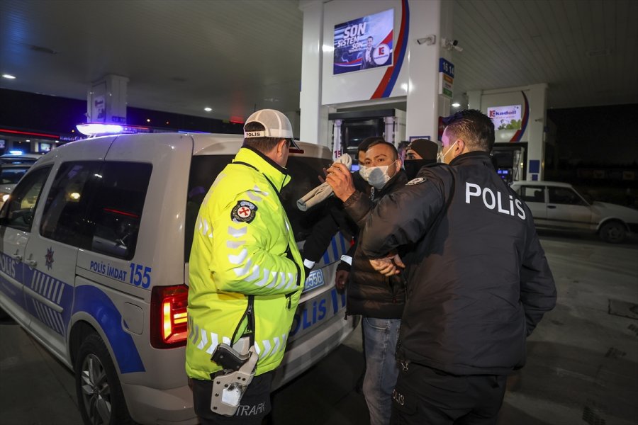 Ankara'da Alkollü Sürücü Yakıt Pompasına Çarptı