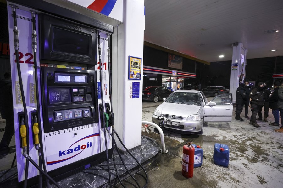 Ankara'da Alkollü Sürücü Yakıt Pompasına Çarptı