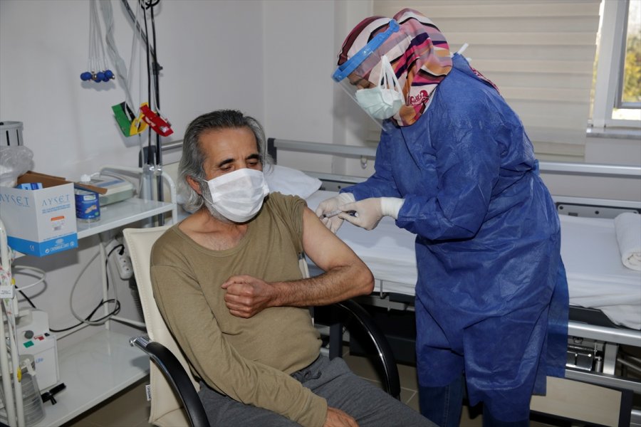 Antalya'da Huzurevlerinde Kovid-19 Aşısı Uygulaması Başladı