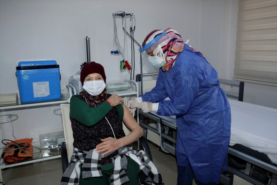 Antalya'da Huzurevlerinde Kovid-19 Aşısı Uygulaması Başladı
