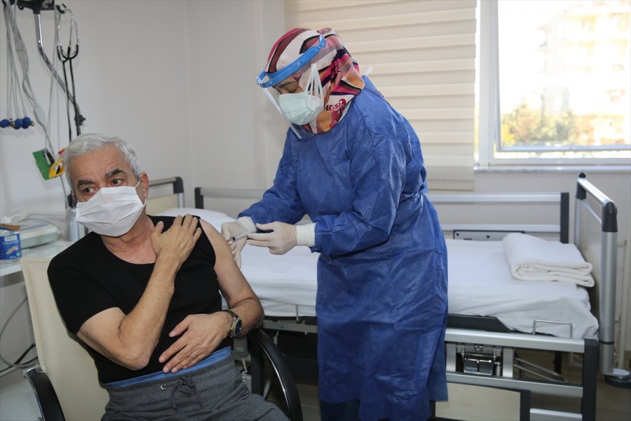 Antalya'da Huzurevlerinde Kovid-19 Aşısı Uygulaması Başladı