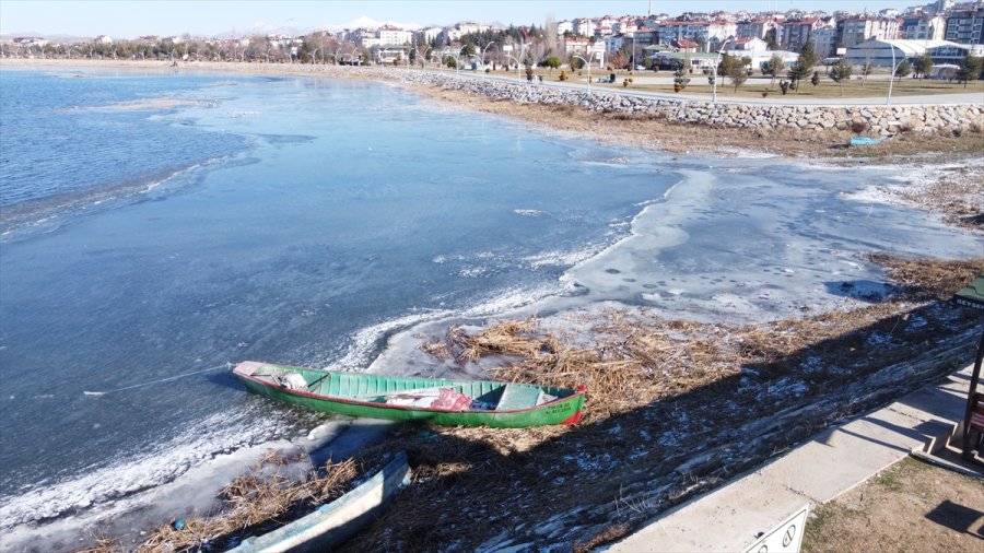 Beyşehir Gölü'nün Kıyıları Dondurucu Soğuklardan Kısmen Buz Tuttu