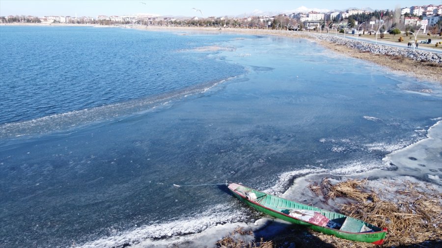 Beyşehir Gölü'nün Kıyıları Dondurucu Soğuklardan Kısmen Buz Tuttu