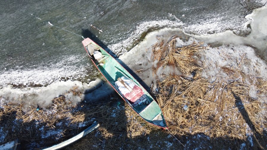 Beyşehir Gölü'nün Kıyıları Dondurucu Soğuklardan Kısmen Buz Tuttu