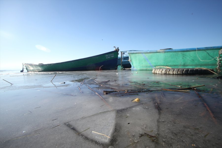 Beyşehir Gölü'nün Kıyıları Dondurucu Soğuklardan Kısmen Buz Tuttu