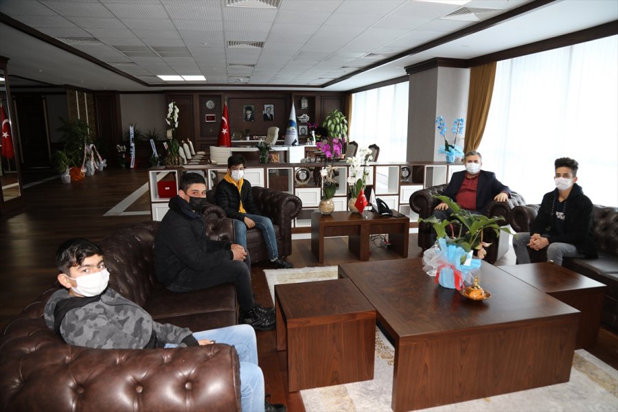 Gençlerden Başkan Demirbaş’a Teşekkür Ziyareti