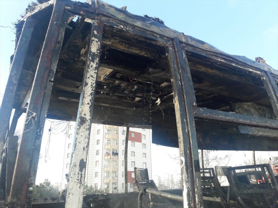 Kayseri'de Seyir Halindeki İşçi Servisi Yandı