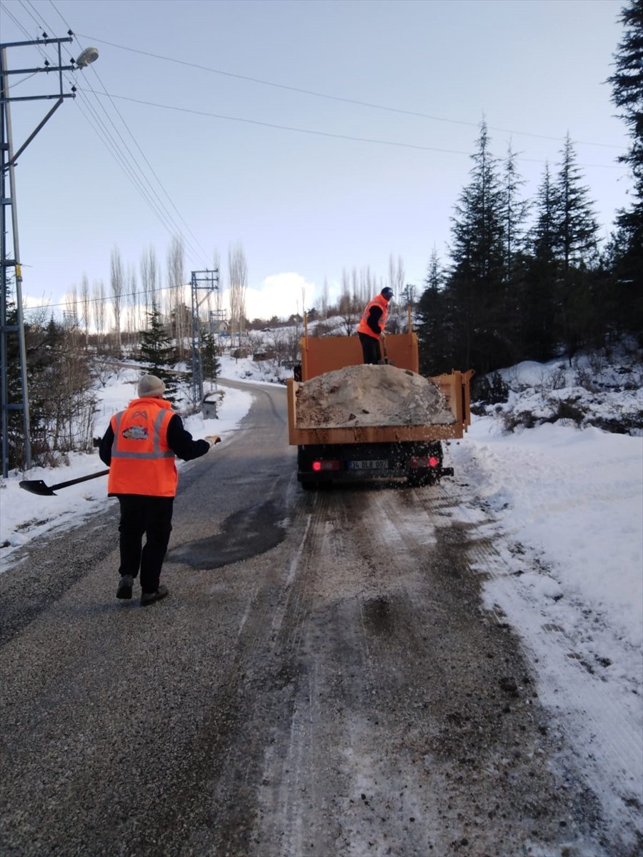 Mersin'in Yüksek Kesimlerinde Buzlanma Nedeniyle Mahsur Kalan 6 Araç Kurtarıldı