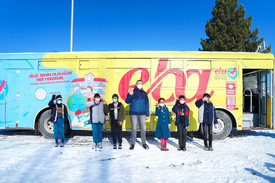 Milli Eğitim Bakanı Selçuk Eba Mobil Destek Aracında Öğrencilerle Buluştu:
