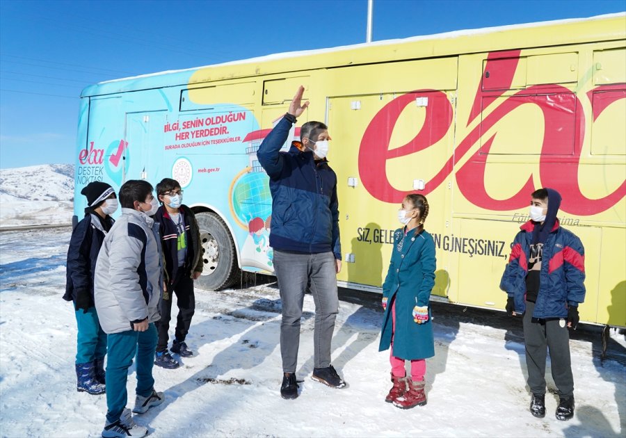Milli Eğitim Bakanı Selçuk Eba Mobil Destek Aracında Öğrencilerle Buluştu: