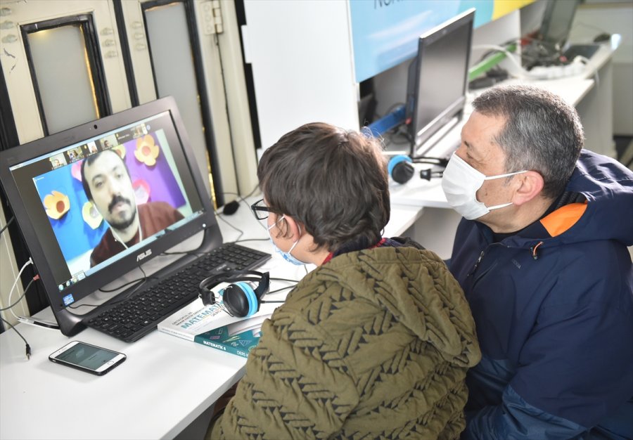 Milli Eğitim Bakanı Selçuk Eba Mobil Destek Aracında Öğrencilerle Buluştu: