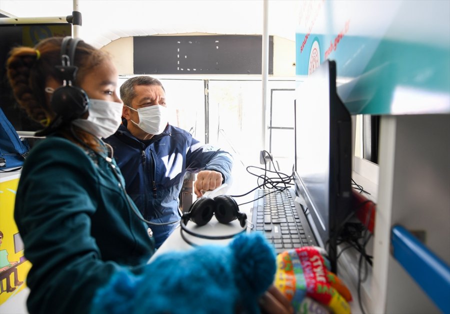 Milli Eğitim Bakanı Selçuk Eba Mobil Destek Aracında Öğrencilerle Buluştu: