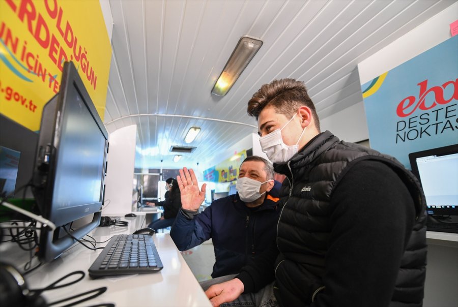 Milli Eğitim Bakanı Selçuk Eba Mobil Destek Aracında Öğrencilerle Buluştu: