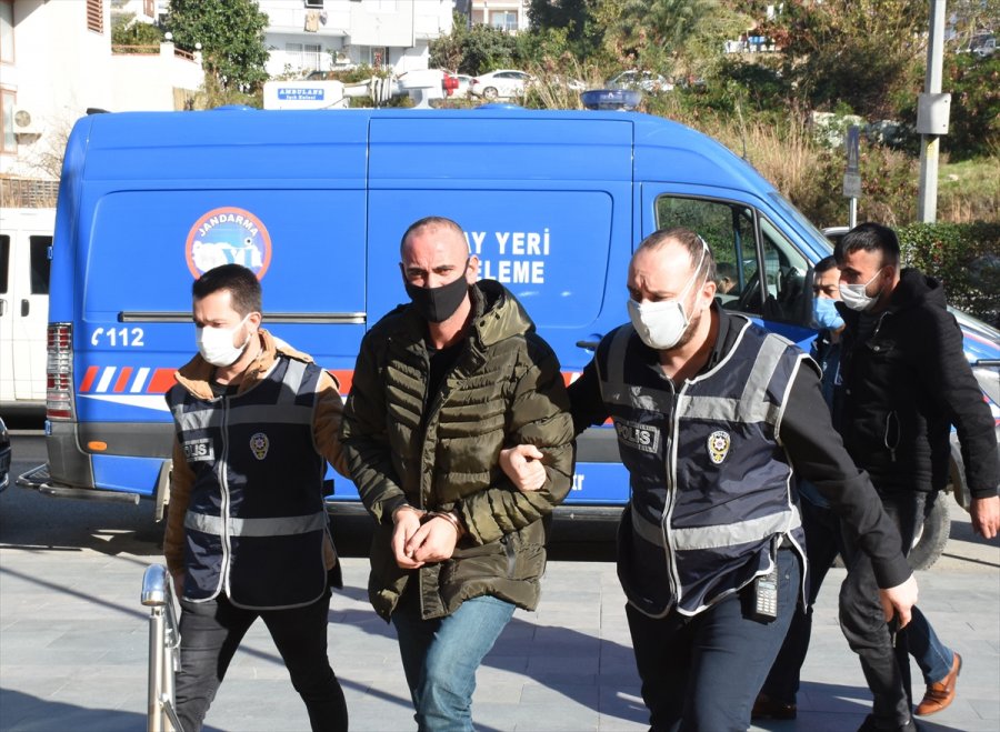 Antalya'da Eşini Bıçakla Yaraladığı İddiasıyla Aranan Koca Yakalandı