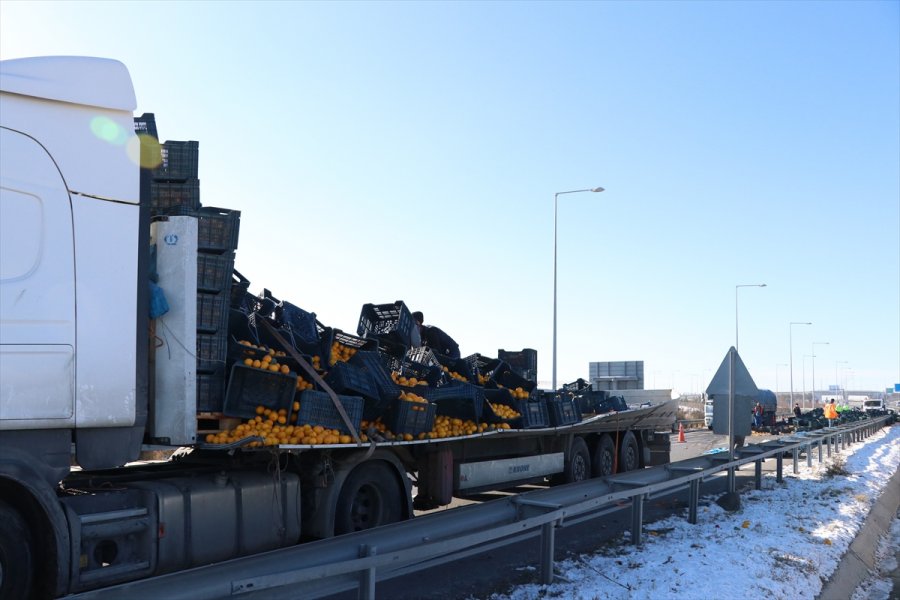Niğde'de Seyir Halinde Olan Tırdaki Limon Yüklü Kasalar Yola Saçıldı