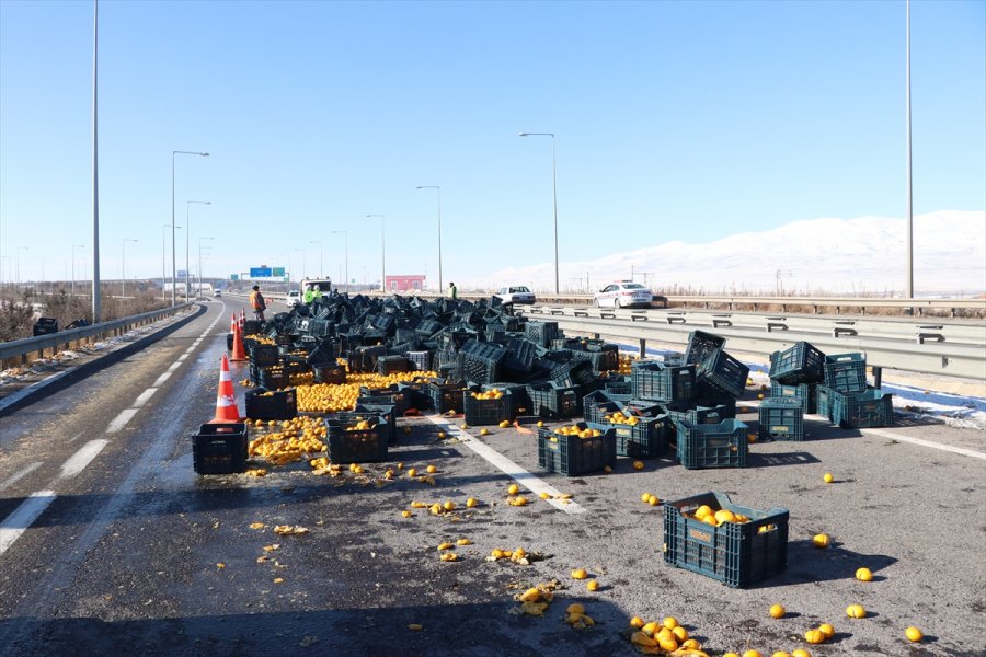 Niğde'de Seyir Halinde Olan Tırdaki Limon Yüklü Kasalar Yola Saçıldı