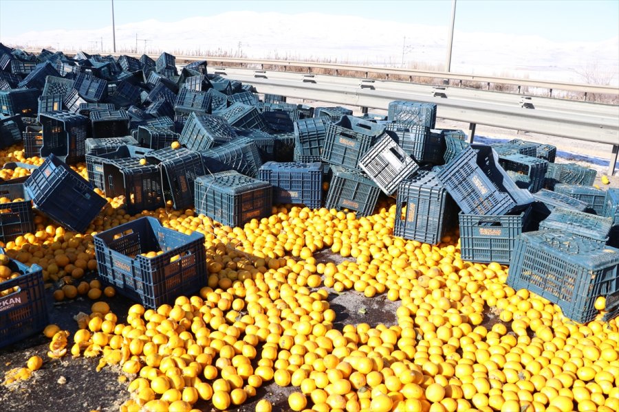 Niğde'de Seyir Halinde Olan Tırdaki Limon Yüklü Kasalar Yola Saçıldı
