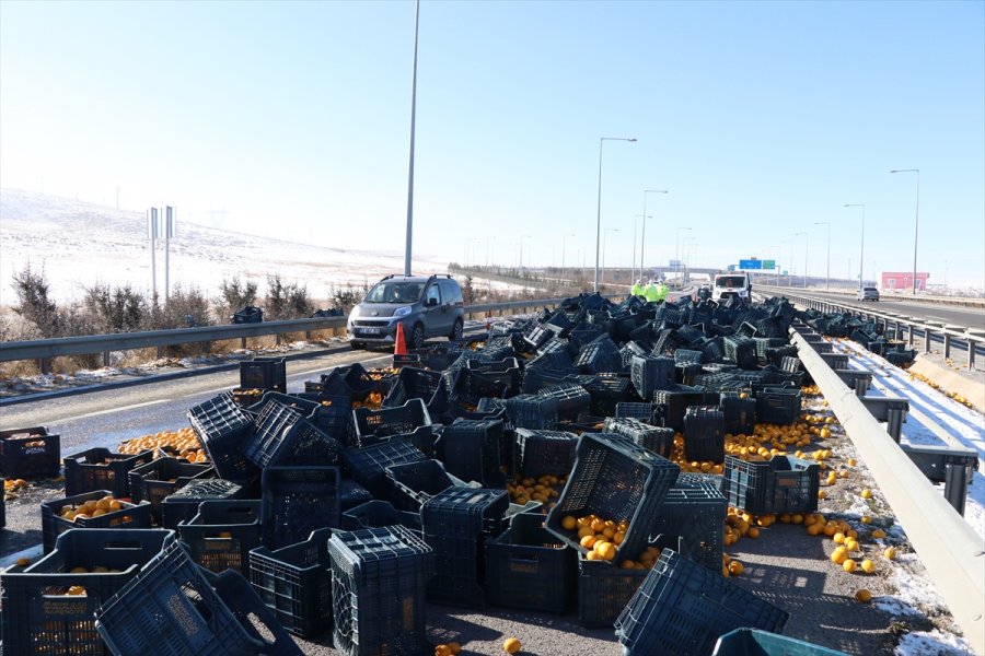 Niğde'de Seyir Halinde Olan Tırdaki Limon Yüklü Kasalar Yola Saçıldı