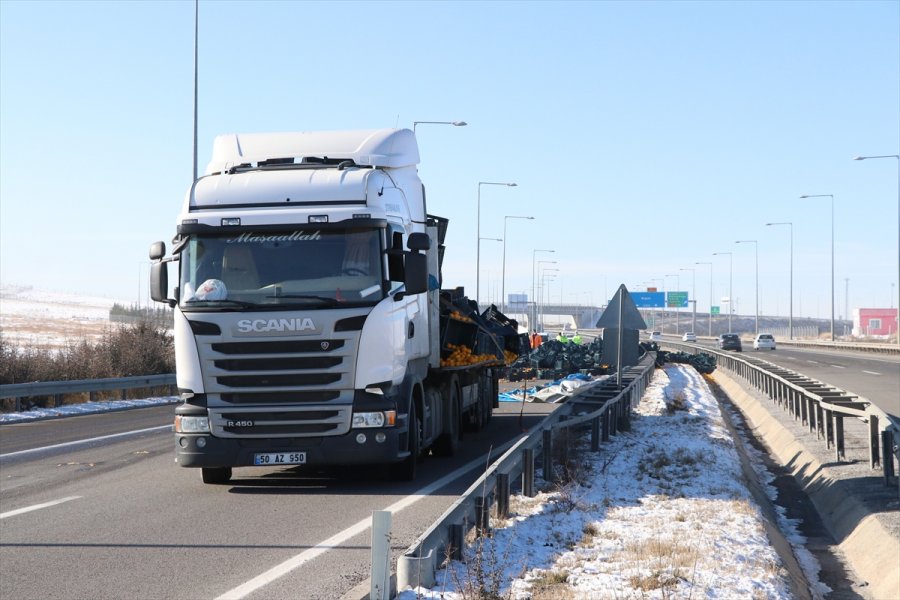 Niğde'de Seyir Halinde Olan Tırdaki Limon Yüklü Kasalar Yola Saçıldı