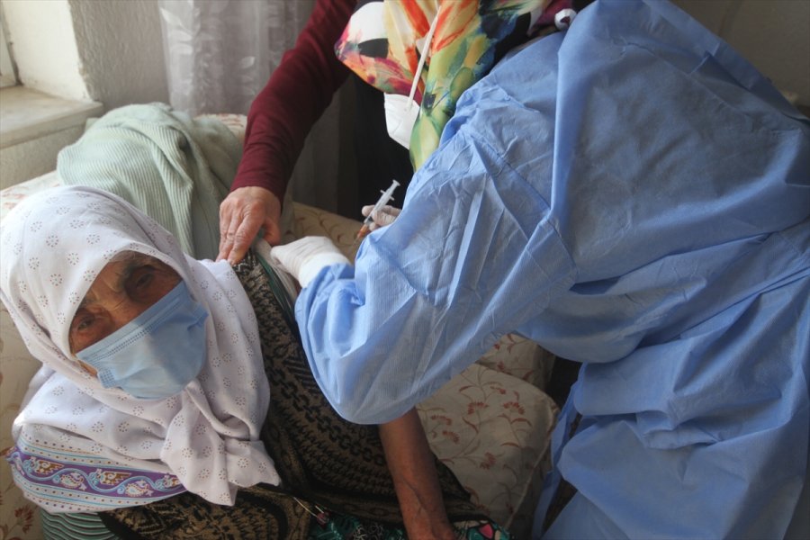 Beyşehir'de 103 Yaşındaki Hatice Şanlı'ya Coronavac Aşısı Uygulandı