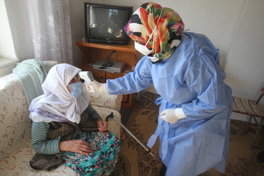 Beyşehir'de 103 Yaşındaki Hatice Şanlı'ya Coronavac Aşısı Uygulandı