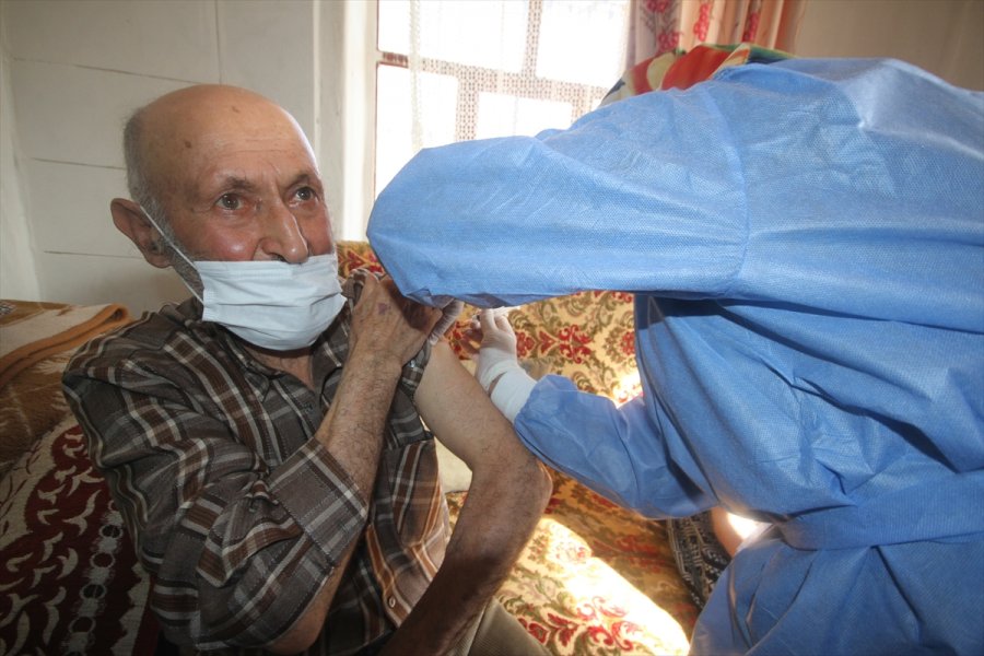 Beyşehir'de 103 Yaşındaki Hatice Şanlı'ya Coronavac Aşısı Uygulandı