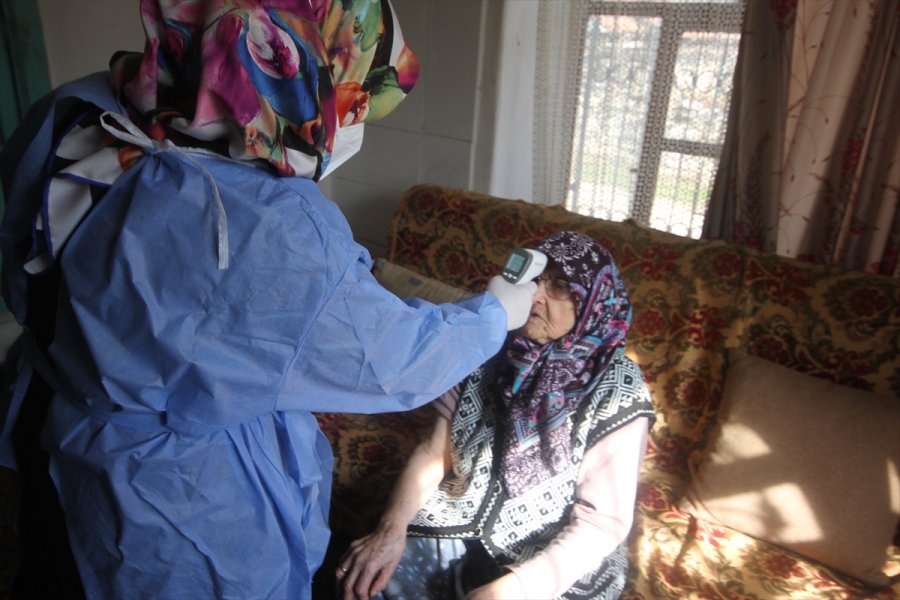 Beyşehir'de 103 Yaşındaki Hatice Şanlı'ya Coronavac Aşısı Uygulandı