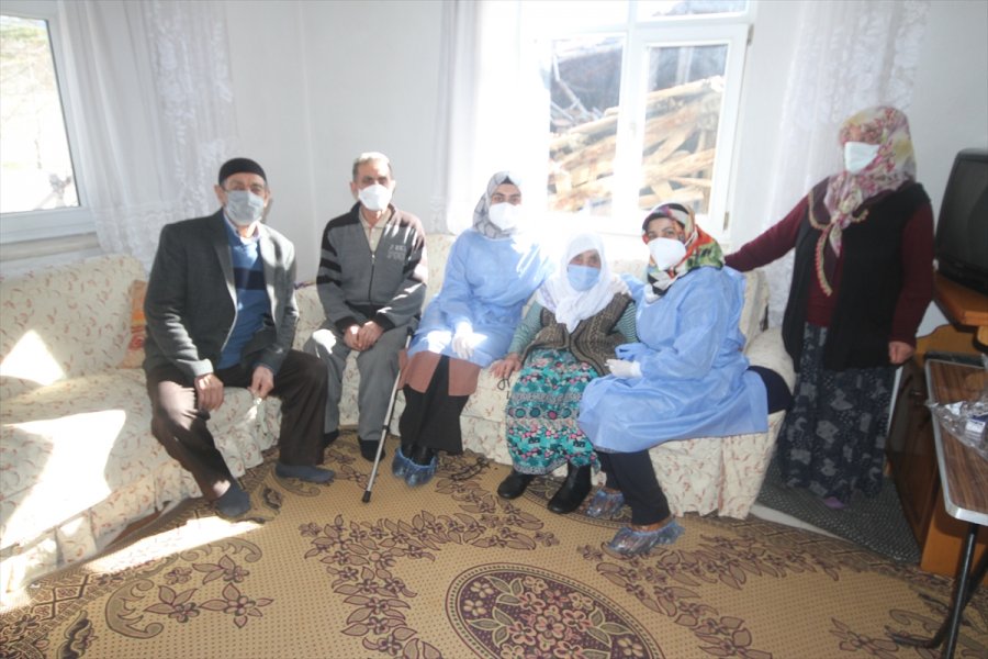 Beyşehir'de 103 Yaşındaki Hatice Şanlı'ya Coronavac Aşısı Uygulandı