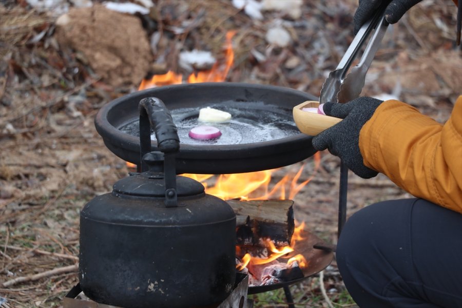 Doğada Yaptığı Yemeklerle Kentleri Tanıtıyor