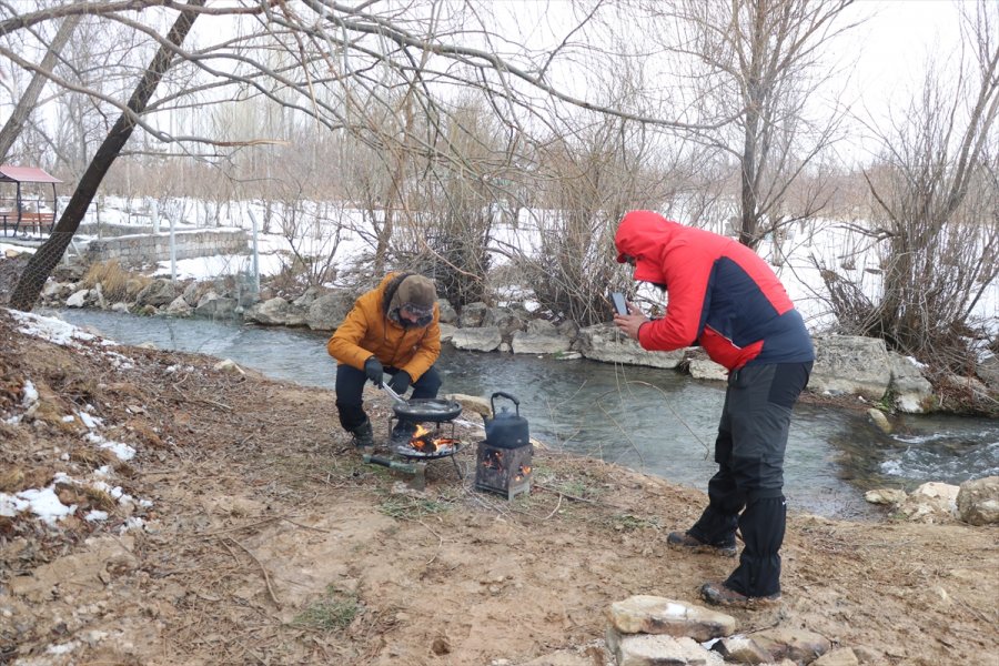 Doğada Yaptığı Yemeklerle Kentleri Tanıtıyor