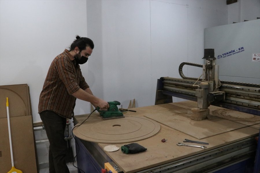 Duvar Saati Üreten Çift, Devlet Desteğiyle Yurt Dışına Açıldı