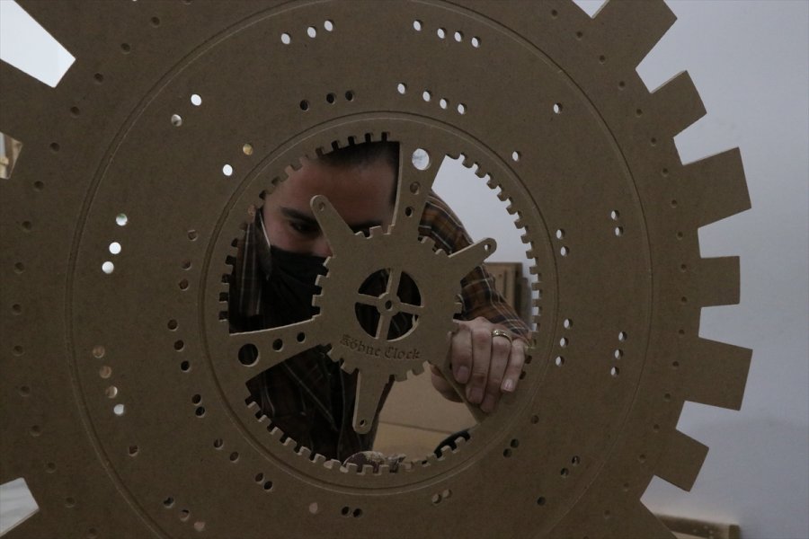 Duvar Saati Üreten Çift, Devlet Desteğiyle Yurt Dışına Açıldı