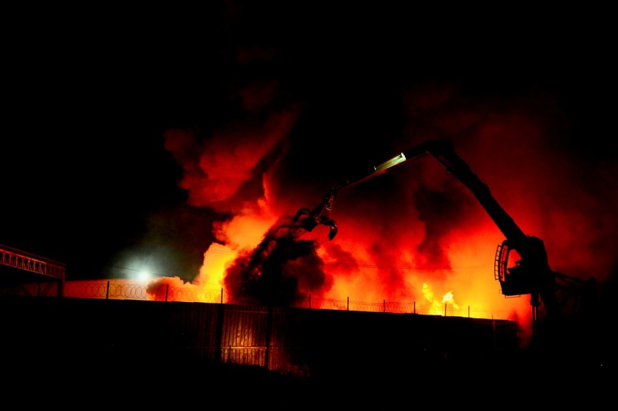 Güncelleme - Eskişehir'de Geri Dönüşüm Fabrikasında Çıkan Yangın Söndürüldü
