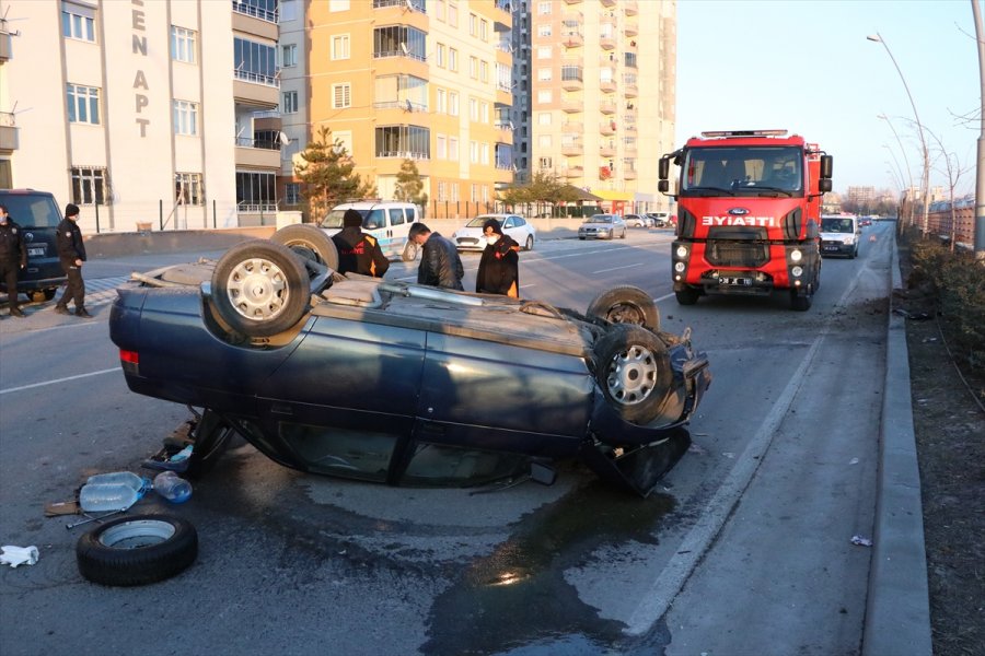 Kayseri'de Ağaca Çarpıp Devrilen Otomobildeki 2 Kişi Yaralandı