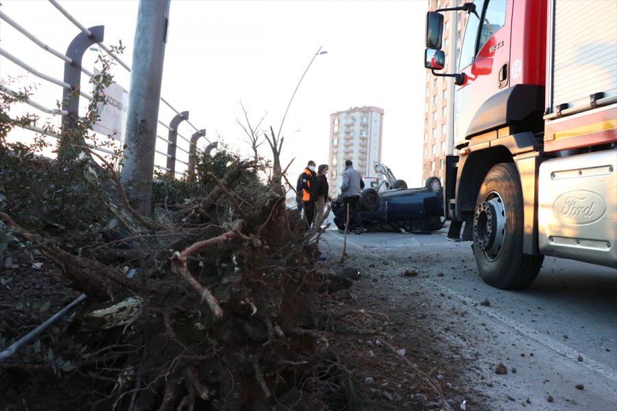 Kayseri'de Ağaca Çarpıp Devrilen Otomobildeki 2 Kişi Yaralandı