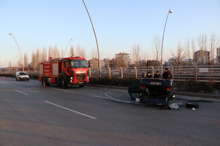 Kayseri'de Ağaca Çarpıp Devrilen Otomobildeki 2 Kişi Yaralandı
