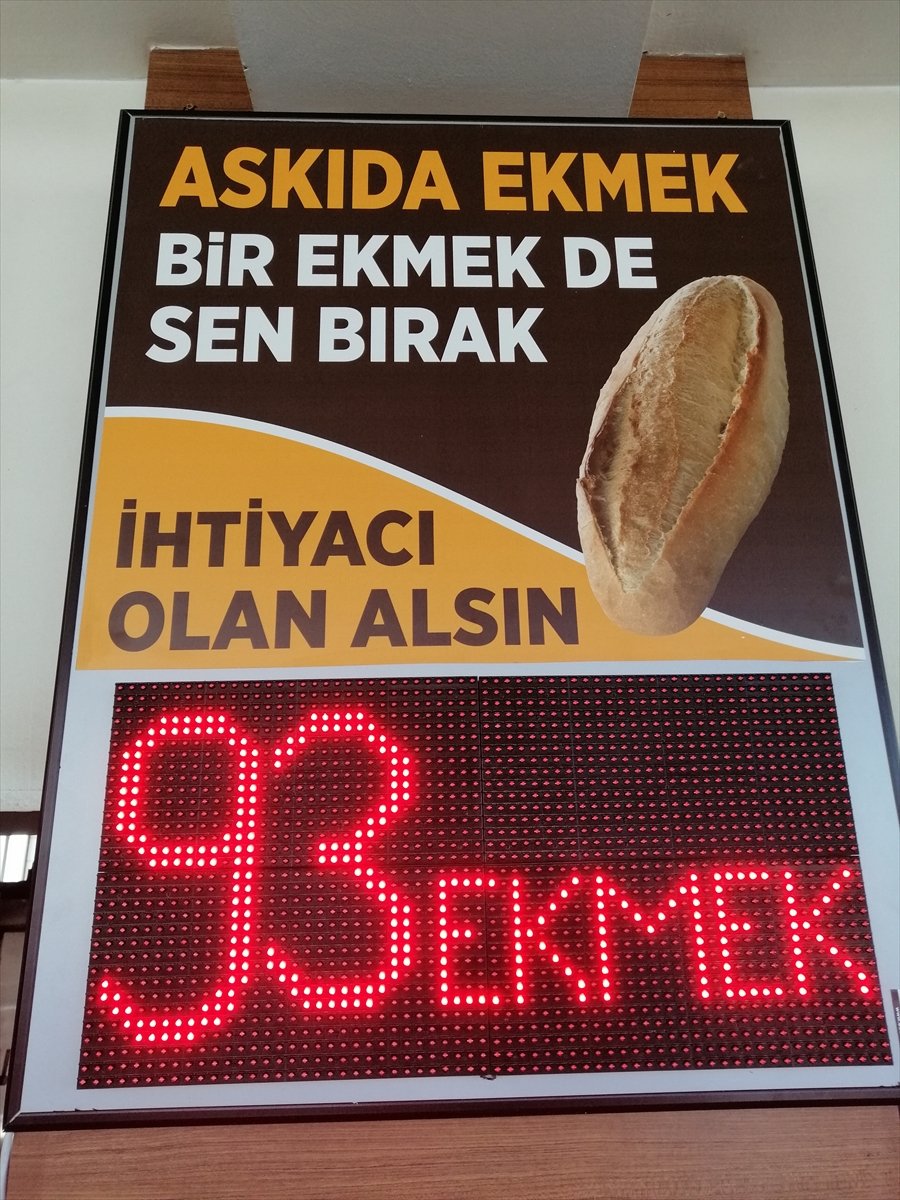 Konya'da Fırıncıdan İhtiyaç Sahiplerine Askıda Ekmek Uygulaması