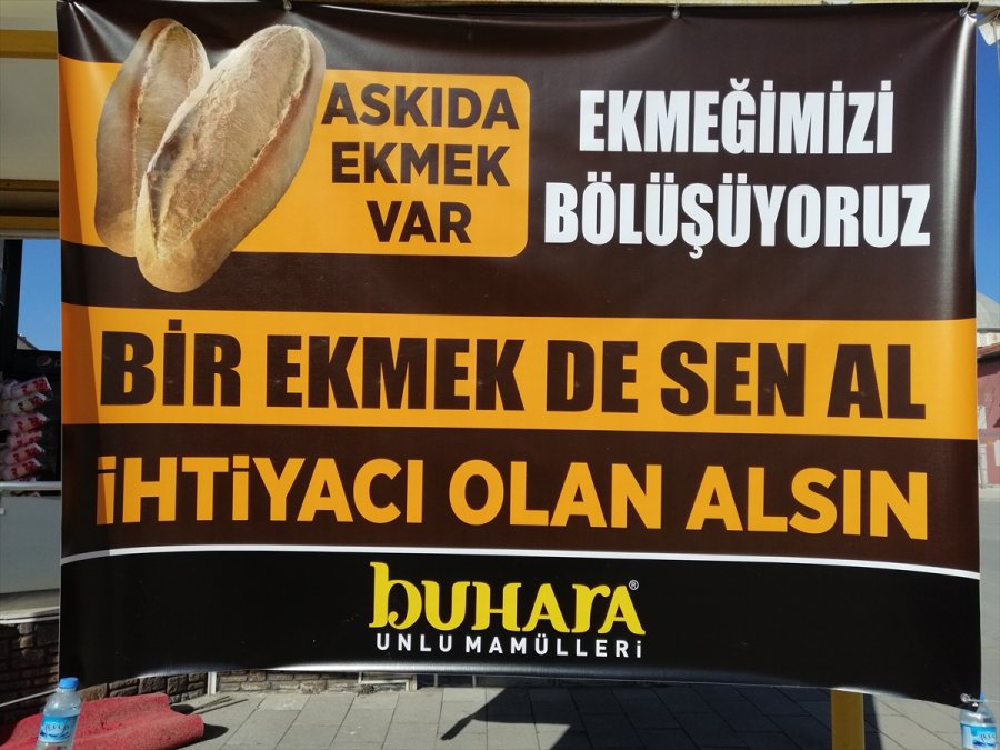 Konya'da Fırıncıdan İhtiyaç Sahiplerine Askıda Ekmek Uygulaması