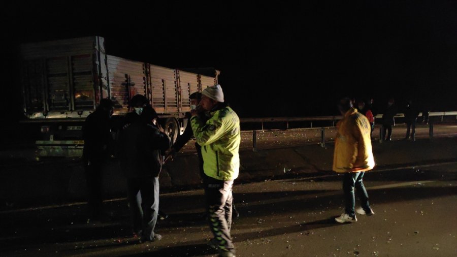 Konya'da Tırın Arkadan Çarptığı Otomobildeki 2 Kişi Yaralandı