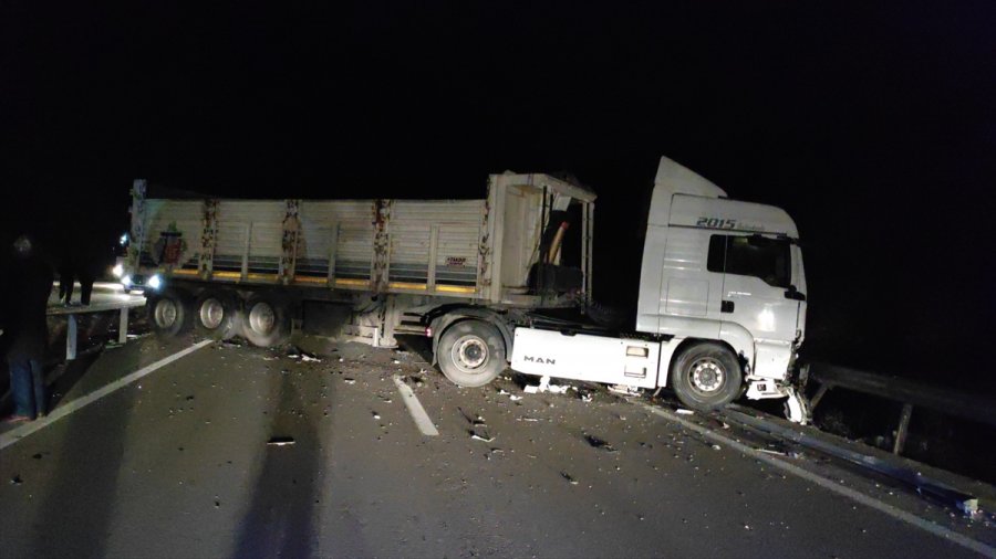 Konya'da Tırın Arkadan Çarptığı Otomobildeki 2 Kişi Yaralandı